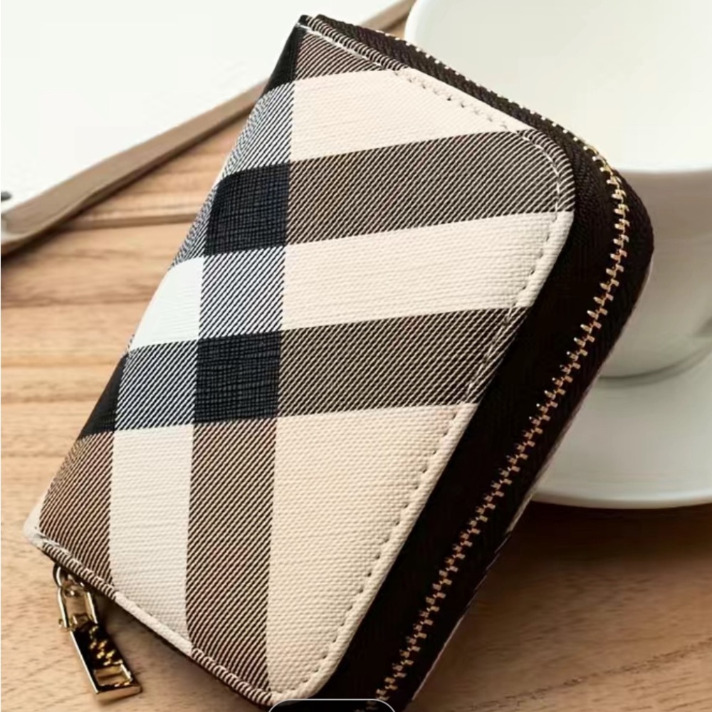CREDIT CARD HOLDER